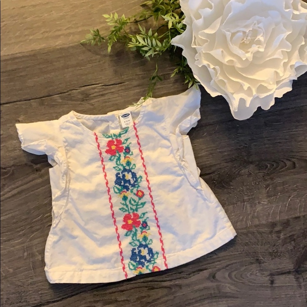 🌼 Old Navy Floral Embroidered Flutter Sleeve Top